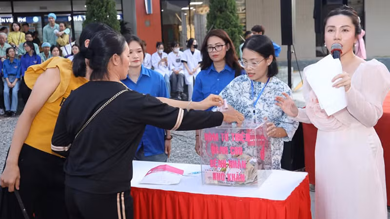 Đông đảo khán giả dự Chương trình tham gia công tác từ thiện.
