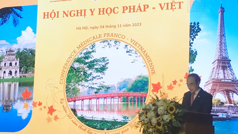 Giáo sư, Tiến sĩ Nguyễn Hữu Tú, Hiệu trưởng Trường đại học Y Hà Nội chia sẻ thông tin về hội nghị Y học Pháp-Việt. Giáo sư, Tiến sĩ Nguyễn Hữu Tú, Hiệu trưởng Trường đại học Y Hà Nội chia sẻ thông tin về hội nghị Y học Pháp-Việt.
