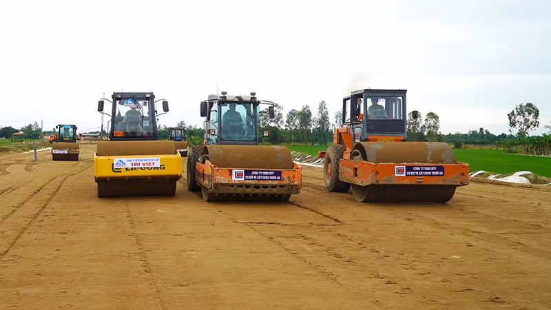 Thi công tại công trường xây dựng dự án cao tốc Cao Lãnh - An Hữu thành phần 1 (đoạn qua xã Mỹ Thọ, huyện Cao Lãnh). (Ảnh: HỮU NGHĨA)