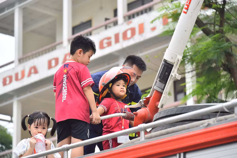 Các em nhỏ dự chương trình trải nghiệm kỹ năng thoát hiểm trong đám cháy tại Trường đại học Phòng cháy, chữa cháy Hà Nội. (Ảnh: THỦY NGUYÊN)