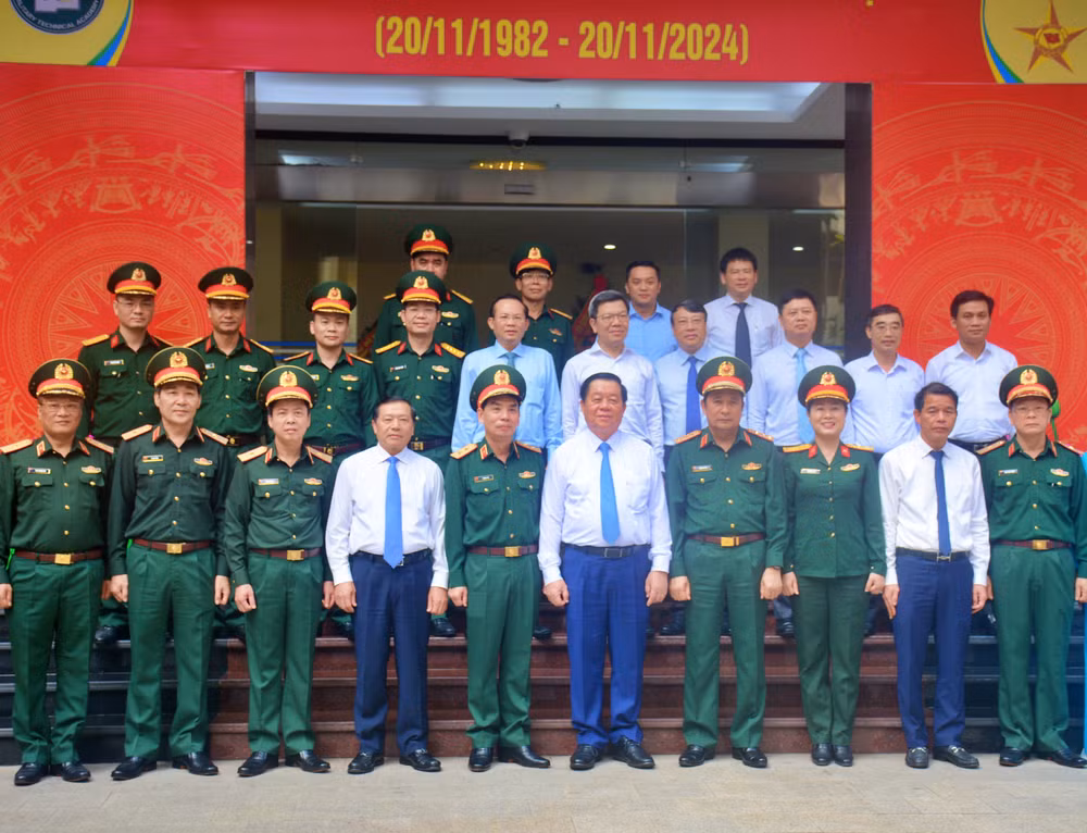 Đồng chí Nguyễn Trọng Nghĩa (thứ 5, từ bên phải sang) chụp ảnh lưu niệm cùng Ban Giám đốc Học viện Kỹ thuật Quân sự. Đồng chí Nguyễn Trọng Nghĩa (thứ 5, từ bên phải sang) chụp ảnh lưu niệm cùng Ban Giám đốc Học viện Kỹ thuật Quân sự.