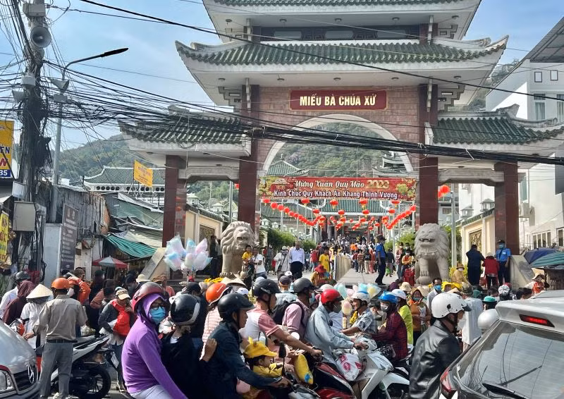 Dòng người, xe tiếp tục đổ về khu du lịch quốc gia Núi Sam trong ngày đầu năm mới. 
