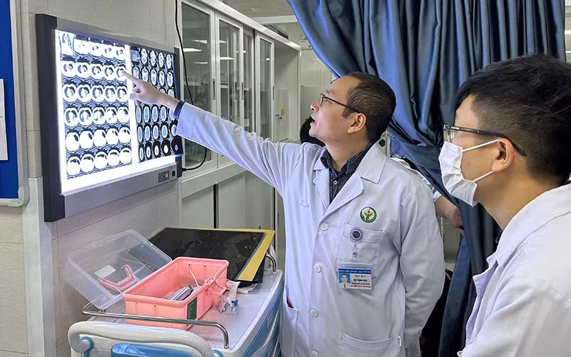 Các bác sĩ Bệnh viện Hữu nghị Việt Đức đánh giá tổn thương trên kết quả cận lâm sàng để có phương án cấp cứu, điều trị cho người bệnh.