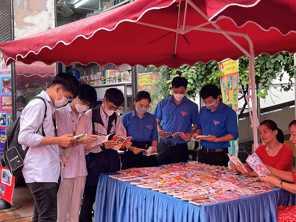 Học sinh và đoàn viên tham quan, đọc sách tại Bảo tàng tỉnh Yên Bái.