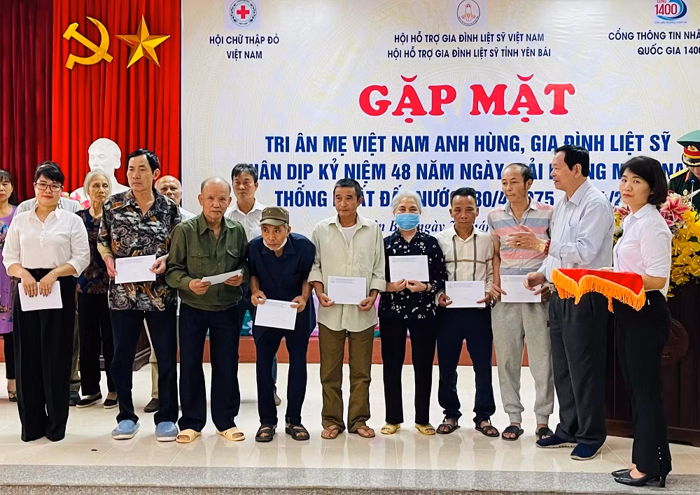 Trao quà cho các gia đình người có công tỉnh Yên Bái.