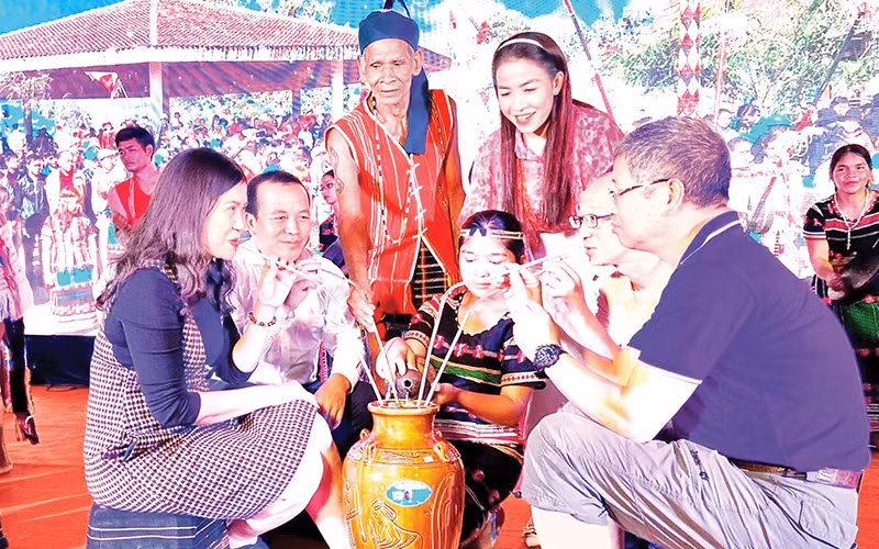 Du khách thưởng thức rượu cần của đồng bào M’Nông ở Đắk Nông.