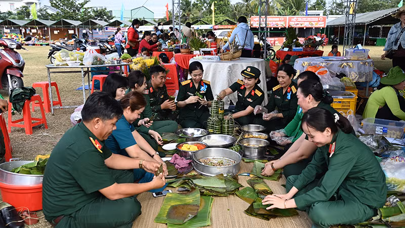 Cán bộ, chiến sĩ Bộ Chỉ huy Quân sự thành phố Cần Thơ gói bánh tét mừng Tết quân-dân năm 2023.