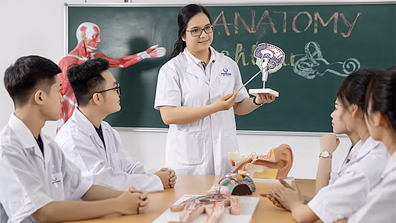 Tiến sĩ Đỗ Vân Khanh chia sẻ, truyền đạt kiến thức y khoa cho sinh viên. (Ảnh Trường đại học PHENIKAA)