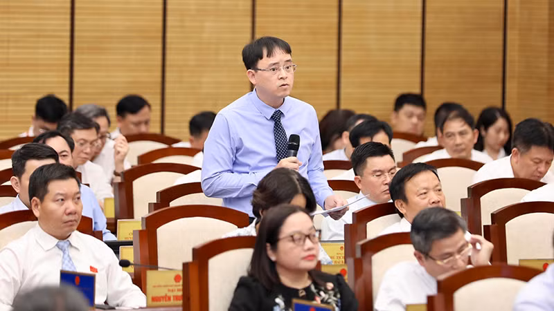 Đại biểu HĐND thành phố phát biểu tại phiên chất vấn. (Ảnh VIẾT THÀNH)