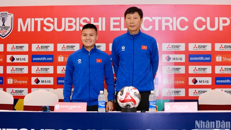 Huấn luyện viên Kim Sang Sik và tiền vệ Quang Hải tại buổi họp báo. (Ảnh: SƠN TÙNG)