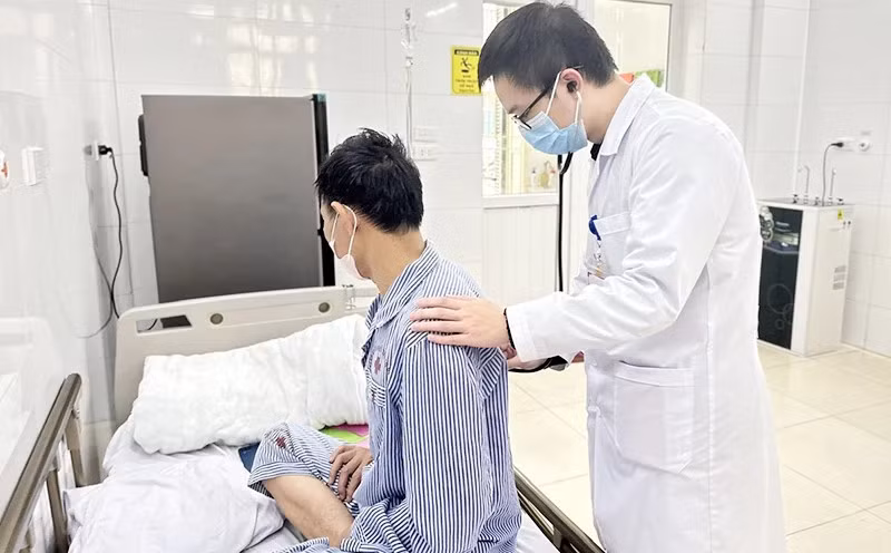 Khám và điều trị cho bệnh nhân lao tại Bệnh viện Phổi trung ương. (Ảnh: nhandan.vn)