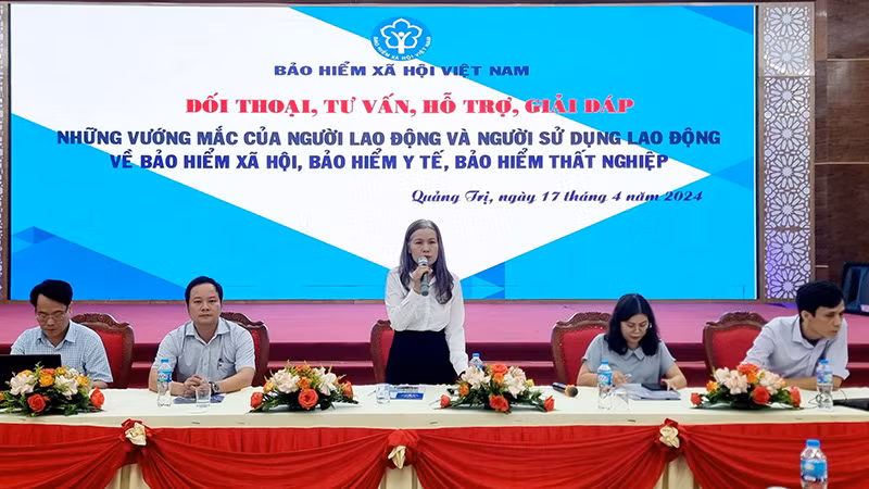Đại diện Trung tâm Chăm sóc khách hàng, Bảo hiểm xã hội Việt Nam, giải đáp câu hỏi tại chương trình. (Ảnh: Bảo hiểm xã hội Quảng Trị)