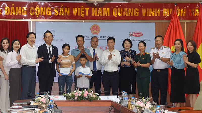 Quỹ Bảo trợ trẻ em Việt Nam cùng Công ty Cổ phần Acecook Việt Nam trao kinh phí hỗ trợ em Chìu Thị Hạnh (Quảng Ninh) và em Đinh Xuân Bảo Nam (Hải Phòng). (Ảnh: NFVC)