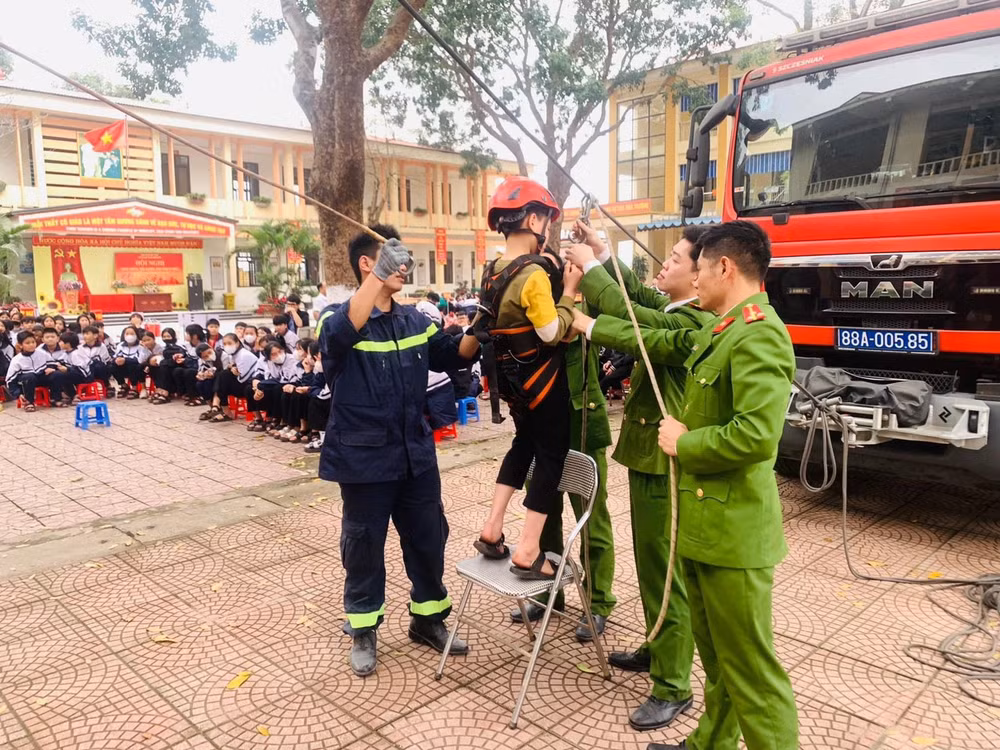 Thực hành kỹ năng chữa cháy và cứu nạn, cứu hộ tại Trường THCS Kim Xá, huyện Vĩnh Tường. Thực hành kỹ năng chữa cháy và cứu nạn, cứu hộ tại Trường THCS Kim Xá, huyện Vĩnh Tường.