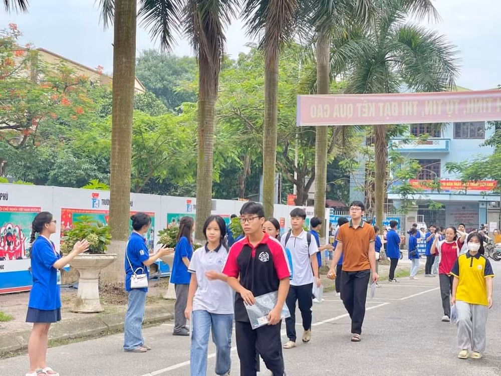Các điểm thi đều có lực lượng tình nguyện viên cổ vũ, giúp đỡ các thí sinh. Các điểm thi đều có lực lượng tình nguyện viên cổ vũ, giúp đỡ các thí sinh.