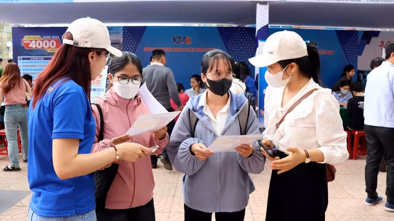 Các bạn trẻ tìm hiểu thông tin về ngành/nghề tại Ngày hội việc làm tỉnh Quảng Ngãi, tháng 2/2024. (Ảnh: HIỂN CỪ)
