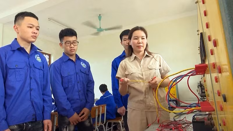 Mô hình đào tạo song song học nghề và học văn hóa cho học sinh đã tốt nghiệp trung học cơ sở tại Trường cao đẳng Than khoáng sản Việt Nam, tỉnh Thái Nguyên. (Ảnh TRỌNG BÌNH) Mô hình đào tạo song song học nghề và học văn hóa cho học sinh đã tốt nghiệp trung học cơ sở tại Trường cao đẳng Than khoáng sản Việt Nam, tỉnh Thái Nguyên. (Ảnh TRỌNG BÌNH)
