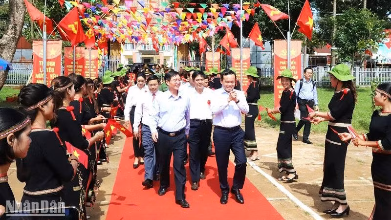 Đồng bào các dân tộc xã Ea Tul, huyện Cư M'gar, tỉnh Đắk Lắk chào đón Phó Thủ tướng Trần Lưu Quang và đoàn công tác của Trung ương, của tỉnh về dự Ngày hội "Toàn dân bảo vệ an ninh Tổ quốc" năm 2023.