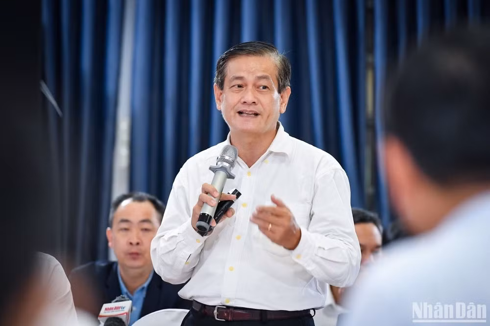 Kiến trúc sư Ngô Viết Nam Sơn nêu quan điểm cần xem xét lại quy hoạch xây dựng quanh khu vực dự định xây dựng cầu Thủ Thiêm 4. Vị chuyên gia này cho rằng, hiện nay các địa phương nói chung, Thành phố Hồ Chí Minh nói riêng đang có điều kiện để làm việc này khi Luật Quy hoạch mới cho phép các tỉnh, thành phố được làm lại quy hoạch theo tư duy tích hợp. Kiến trúc sư Ngô Viết Nam Sơn nêu quan điểm cần xem xét lại quy hoạch xây dựng quanh khu vực dự định xây dựng cầu Thủ Thiêm 4. Vị chuyên gia này cho rằng, hiện nay các địa phương nói chung, Thành phố Hồ Chí Minh nói riêng đang có điều kiện để làm việc này khi Luật Quy hoạch mới cho phép các tỉnh, thành phố được làm lại quy hoạch theo tư duy tích hợp.