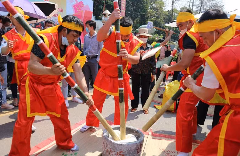 Thi giã bánh dày dâng lên các Vua Hùng ngày Giỗ Tổ. (Ảnh: Ngọc Long)