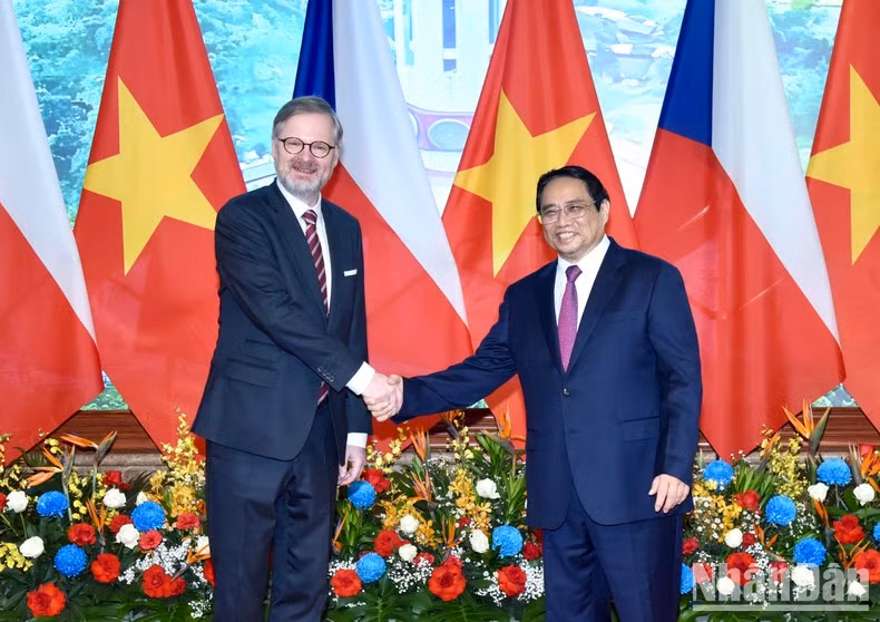 Thủ tướng Phạm Minh Chính và Thủ tướng nước Cộng hòa Séc Petr Fiala chụp ảnh chung. (Ảnh: TRẦN HẢI)