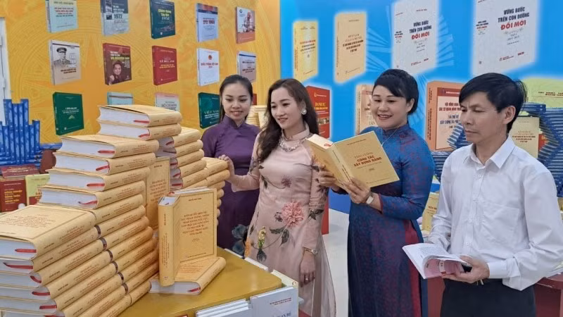 Độc giả tham quan không gian sách bảo vệ nền tảng tư tưởng của Đảng tại Trường đào tạo cán bộ Lê Hồng Phong, Hà Nội, tháng 4/2023. (Ảnh: Hoàng Lâm)