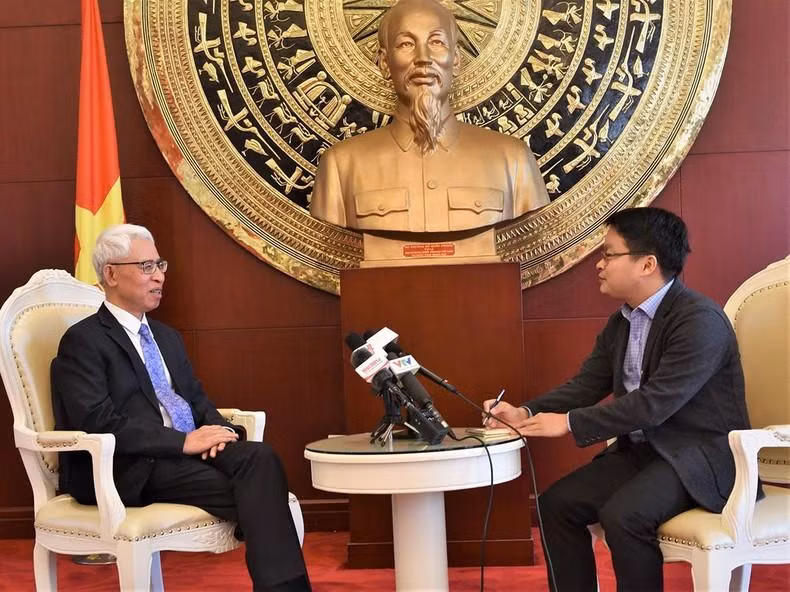 Đại sứ Phạm Sao Mai trao đổi với phóng viên Báo Nhân Dân thường trú tại Trung Quốc. (Ảnh: Phan Thành Dương)