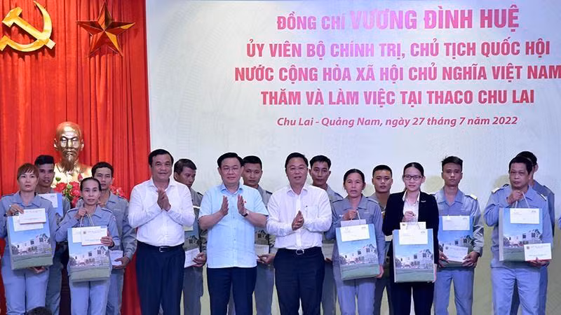 Chủ tịch Quốc hội Vương Đình Huệ tặng quà cán bộ, công nhân viên, người lao động là con em gia đình thương binh, liệt sĩ làm việc tại Công ty cổ phần Tập đoàn Trường Hải.