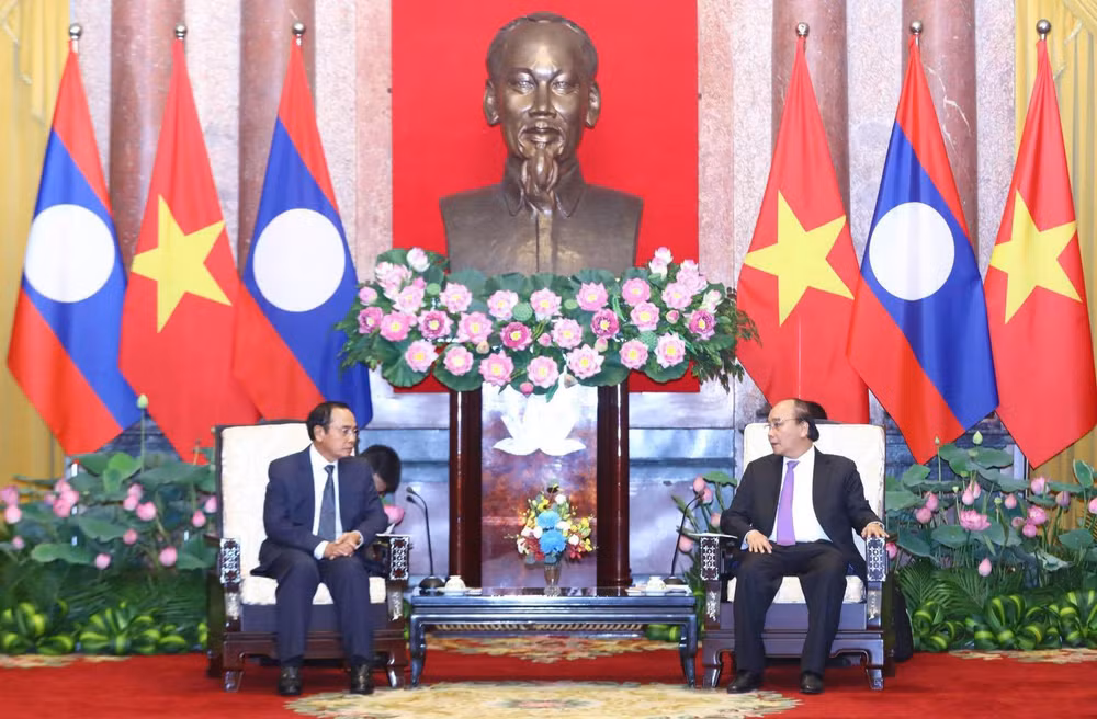 Chủ tịch nước Nguyễn Xuân Phúc tiếp đồng chí Bounthong Chitmany, Ủy viên Bộ Chính trị, Thường trực Ban Bí thư Trung ương Đảng Nhân dân cách mạng Lào, Phó Chủ tịch nước Cộng hòa dân chủ Nhân dân Lào. Ảnh: VPCTN