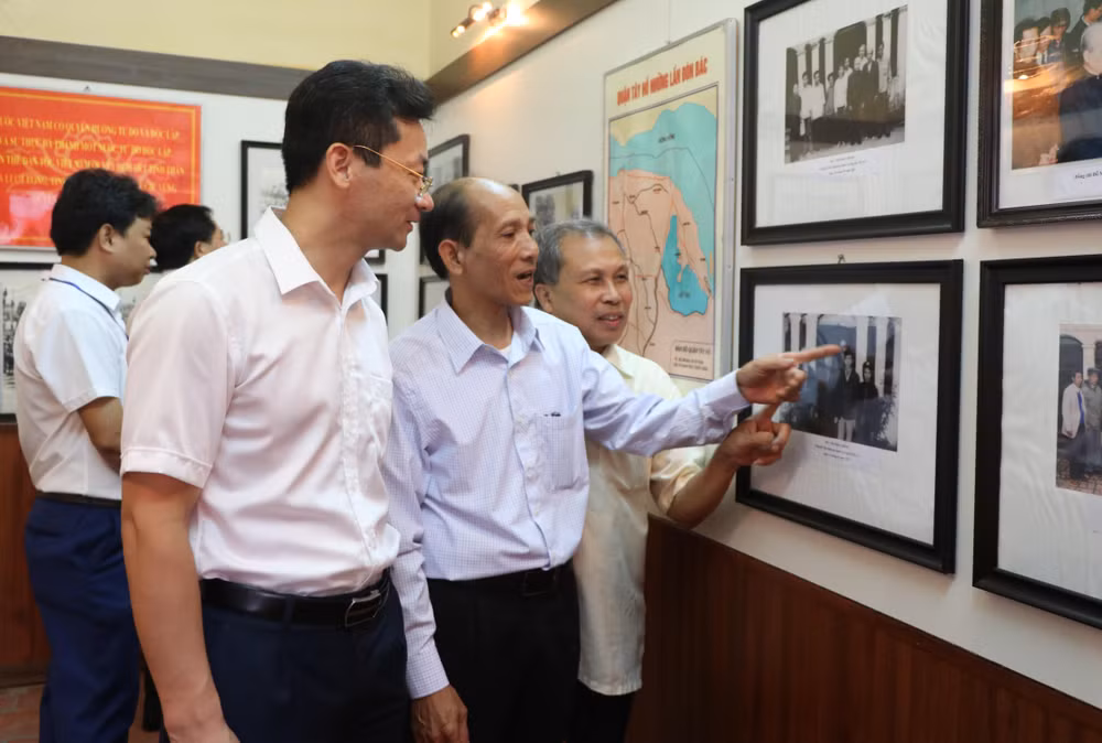 Ông Công Ngọc Dũng, cháu nội cụ Nguyễn Thị An giới thiệu về di tích tại phường Phú Thượng. 