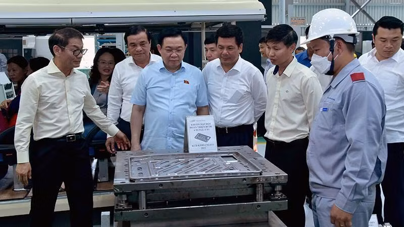 Chủ tịch Quốc hội Vương Đình Huệ thăm dây chuyền lắp ráp và sản xuất ô-tô của Tập đoàn Trường Hải.