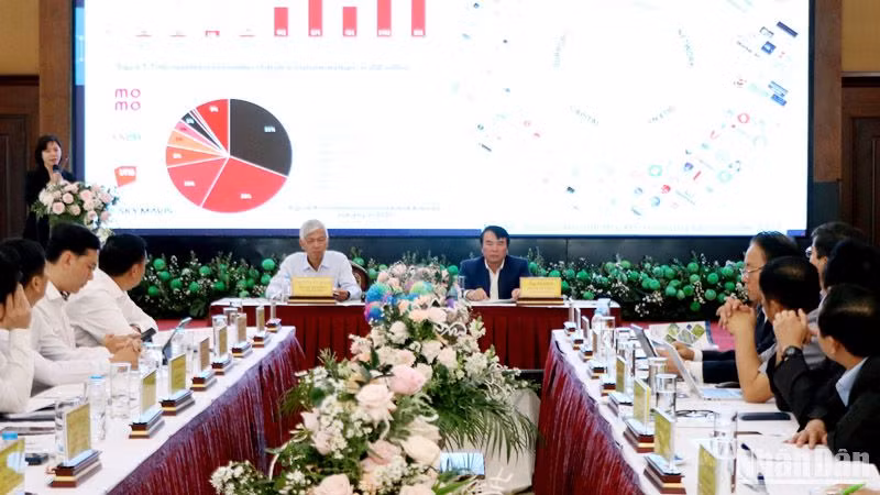 Lãnh đạo Ủy ban nhân dân Thành phố Hồ Chí Minh và tỉnh Lâm Đồng chủ trì hội thảo. 