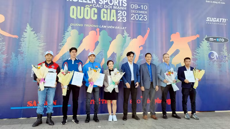 Ban tổ chức tặng hoa các đơn vị, tổ chức tham gia hỗ trợ giải đua.