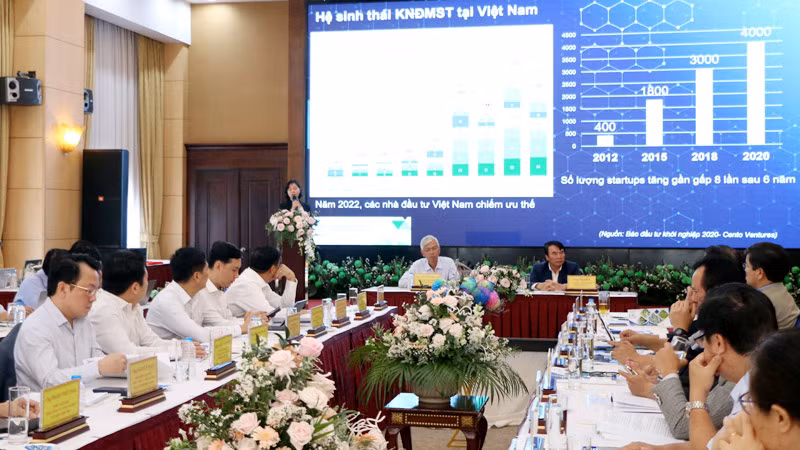 Đại biểu tham luận tại hội thảo.
