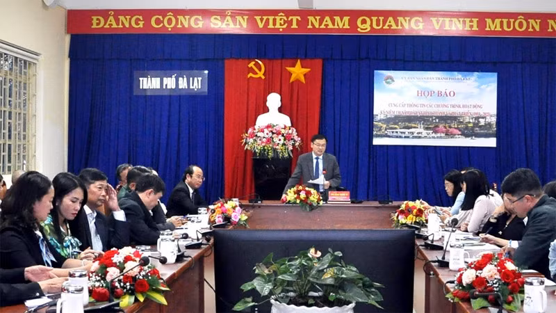Chủ tịch Ủy ban nhân dân thành phố Đặng Quang Tú thông tin hoạt động kỷ niệm 130 năm Đà Lạt hình thành và phát triển với báo chí. Chủ tịch Ủy ban nhân dân thành phố Đặng Quang Tú thông tin hoạt động kỷ niệm 130 năm Đà Lạt hình thành và phát triển với báo chí.