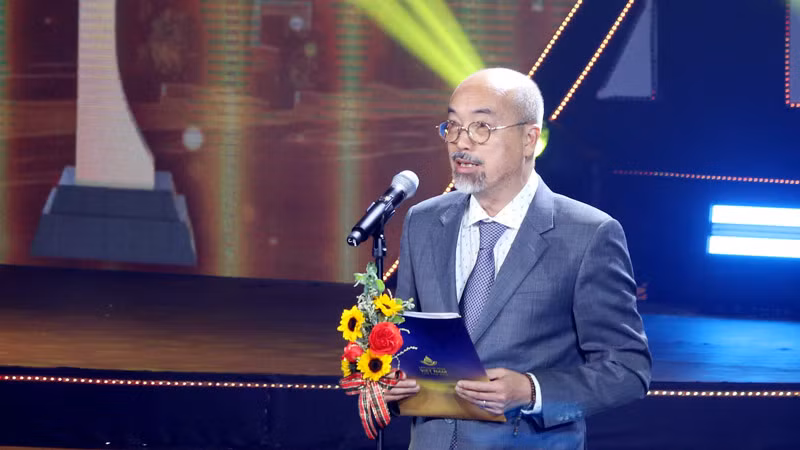 Cục trưởng Điện ảnh Vi Kiến Thành phát biểu tổng kết Liên hoan phim Việt Nam lần thứ 23.