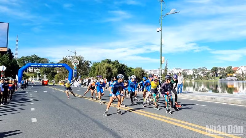 Các vận động viên tranh tài nội dung đua tốc độ 10km cung đường quanh hồ Xuân Hương, thành phố Đà Lạt.