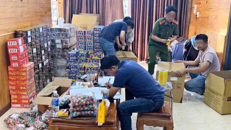Lực lượng chức năng thu giữ hơn 623kg pháo nổ tại nhà của đối tượng Lê Minh Trực.