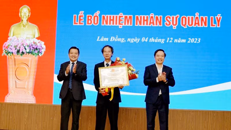 Ông Trần Thanh Nam hoàn thành xuất sắc nhiệm vụ trong 10 năm làm Giám đốc Viễn thông Lâm Đồng. Ông Trần Thanh Nam hoàn thành xuất sắc nhiệm vụ trong 10 năm làm Giám đốc Viễn thông Lâm Đồng.