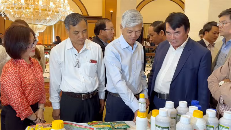 Phó Chủ tịch Ủy ban nhân dân Thành phố Hồ Chí Minh Võ Văn Hoan (giữa) và Phó Chủ tịch Ủy ban nhân dân tỉnh Lâm Đồng Phạm S cùng đại biểu tham quan các không gian giới thiệu sản phẩm khởi nghiệp.