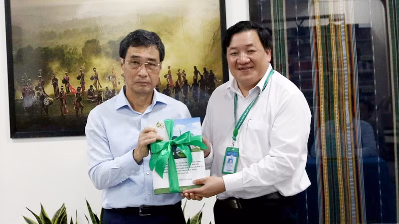 Đồng chí Trần Việt Hùng (bên trái) tặng tài liệu về Tây Nguyên để bổ sung bộ sưu tập tại "Không gian tư liệu Tây Nguyên". Đồng chí Trần Việt Hùng (bên trái) tặng tài liệu về Tây Nguyên để bổ sung bộ sưu tập tại "Không gian tư liệu Tây Nguyên".
