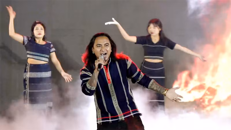 Tiết mục hát múa Ngọn lửa cao nguyên nồng nàn giữa đêm xứ lạnh Đà Lạt.