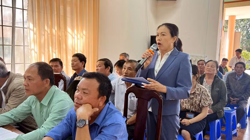 Cử tri xã Tân Thành trình bày ý kiến tại buổi tiếp xúc.