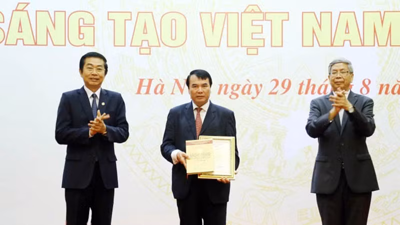 Tiến sĩ Phạm S đại diện nhận "Sách vàng Sáng tạo Việt Nam" với cụm công trình nghiên cứu khoa học về chè do ông và cộng sự nghiên cứu, thực hiện. Tiến sĩ Phạm S đại diện nhận "Sách vàng Sáng tạo Việt Nam" với cụm công trình nghiên cứu khoa học về chè do ông và cộng sự nghiên cứu, thực hiện.