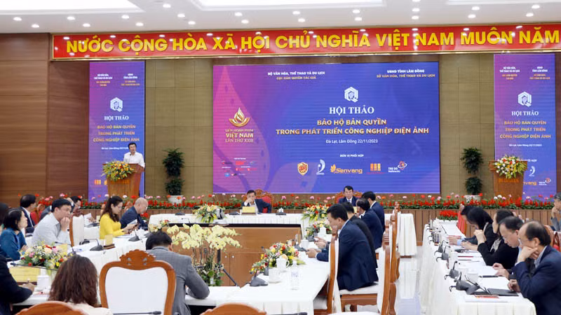 Đại biểu trình bày ý kiến tham luận tại hội thảo.