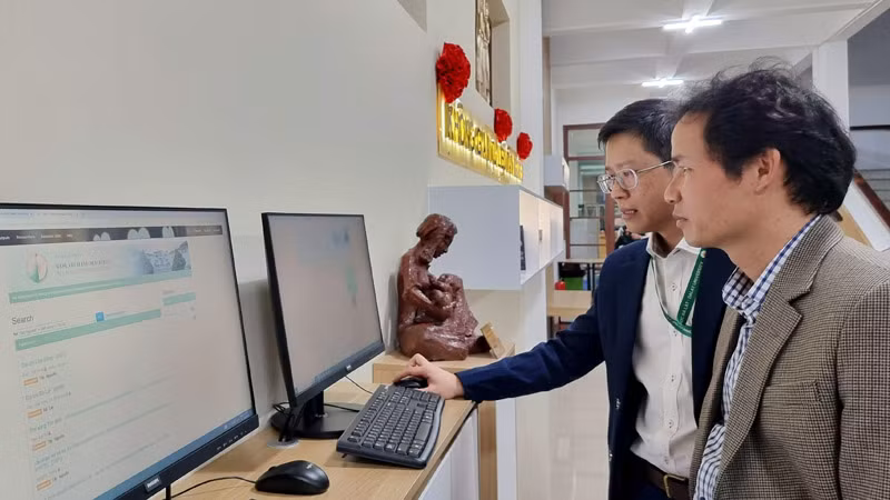 Đại biểu khai thác tài liệu số hóa tại “Không gian tư liệu Tây Nguyên”. Đại biểu khai thác tài liệu số hóa tại “Không gian tư liệu Tây Nguyên”.