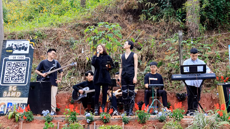 Một nhóm nhạc đường phố trên "cung đường nghệ thuật Đà Lạt".