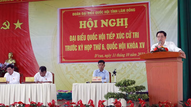 Đồng chí Phan Đình Trạc giải trình những vấn đề cử tri quan tâm tại buổi tiếp xúc. Đồng chí Phan Đình Trạc giải trình những vấn đề cử tri quan tâm tại buổi tiếp xúc.