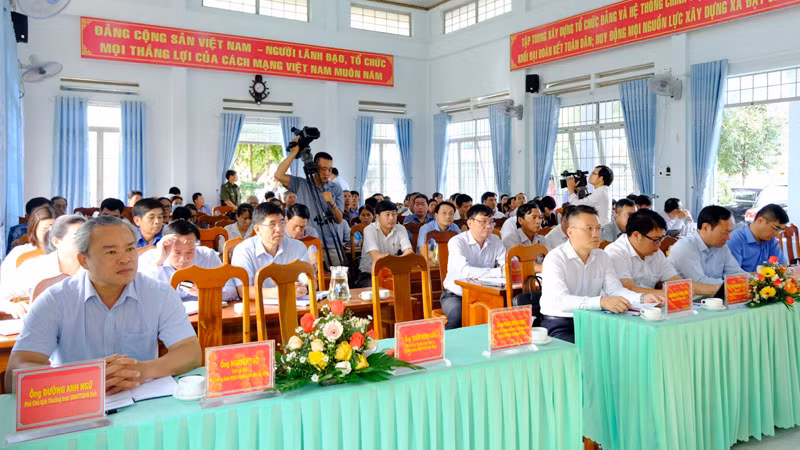 Quang cảnh buổi tiếp xúc cử tri.