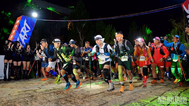 Các vận động viên trong nước và quốc tế chính thức chinh phục nội dung 100km tại giải LAAN Ultra Trail 2023.